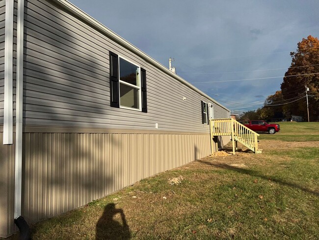 Building Photo - 3 bed 2 bath 4 yr old singlewide on spacio...