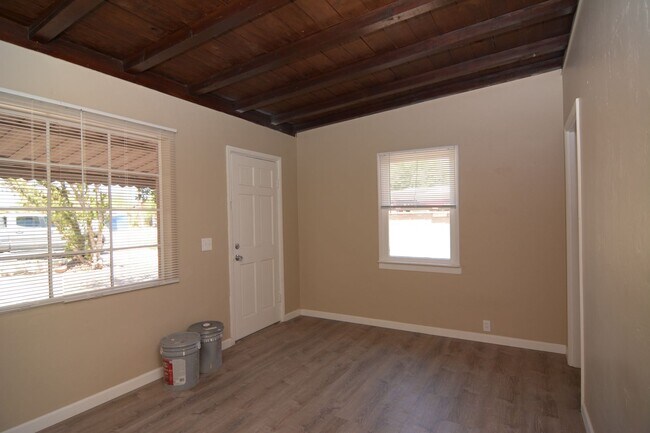 Building Photo - Remodeled 2 Bedroom 2 Bath House! Great Ce...