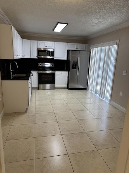 Building Photo - 915 9th Way
