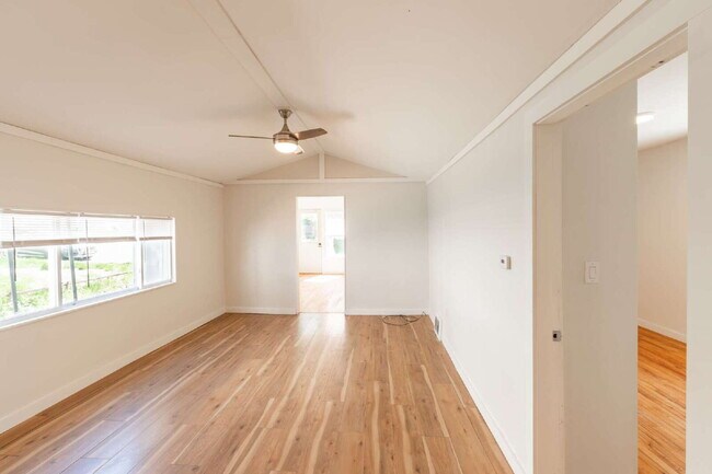 Foto del edificio - Spacious 2BR in Auburn with Off-Street Parking | $1,575 | AVAILABLE NOW