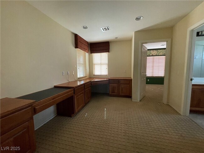 Foto del edificio - 8216 Romantic Sunset St