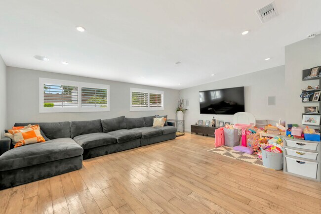 Foto del edificio - 5733 Cahill Ave
