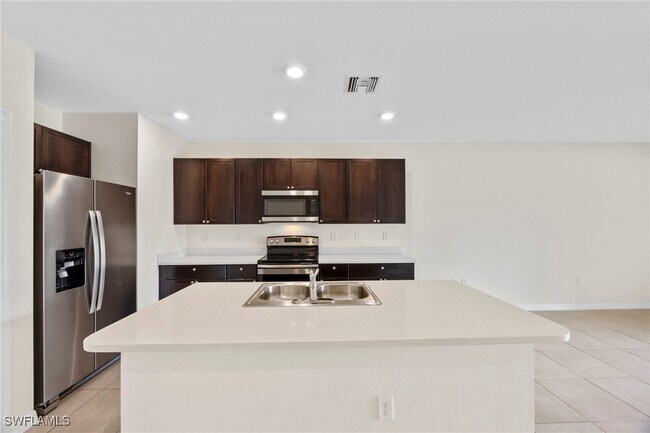 Foto del edificio - 15484 Wildflower Cir