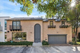 Building Photo - 10 S Briar Hollow Ln