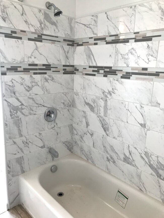 Shower/tub - 430 Pearl St