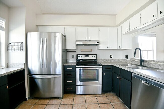 Foto del edificio - Comfort & Convenience Await in This 3 Bed, 2 Bath Farmingham Woods Home