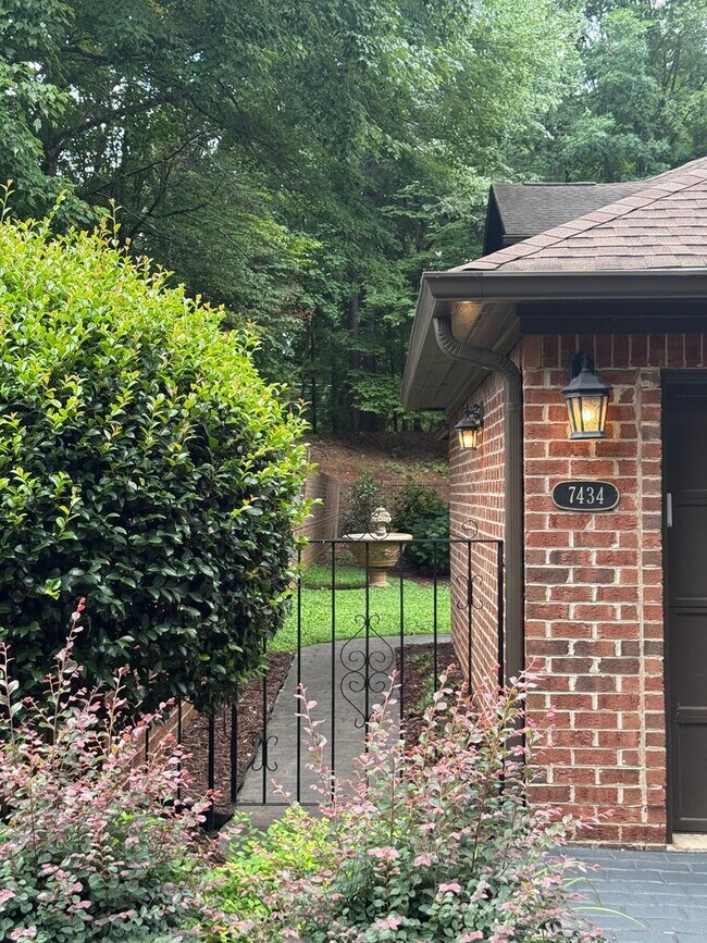 Foto del edificio - 7434 Newmans Ln