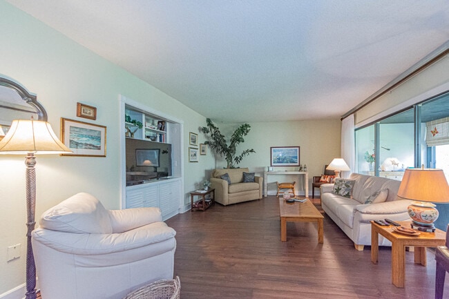 Building Photo - 5151 Jimmy Buffett Mem Hwy