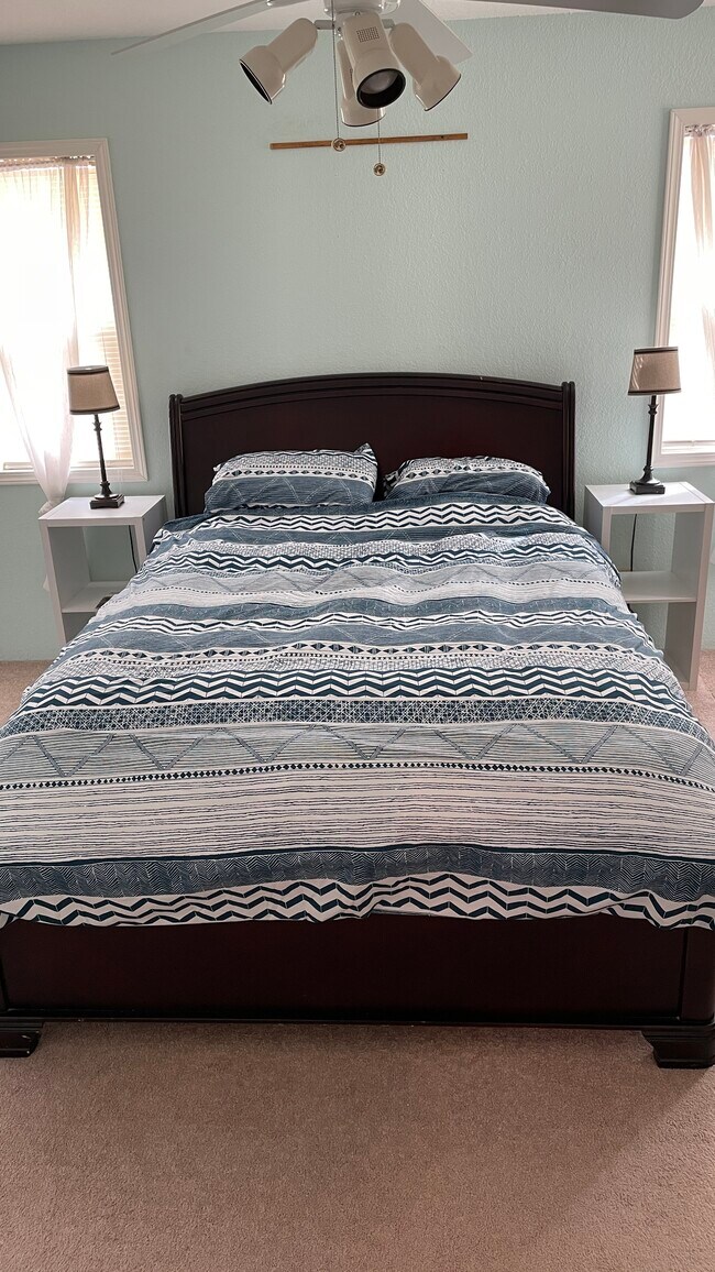 Queen bed - 816 Chestnut St