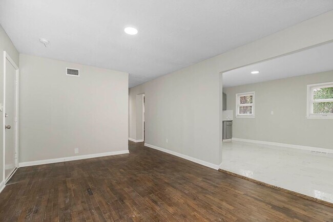 Building Photo - Dont Miss Out !!!!
