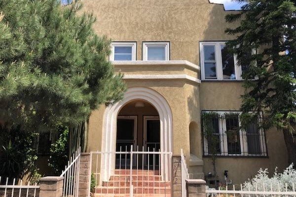 Main Entry - 1844 1/2 N Mariposa Ave