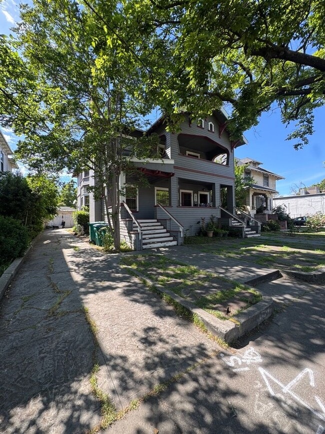 Building Photo - 1423 N San Joaquin St
