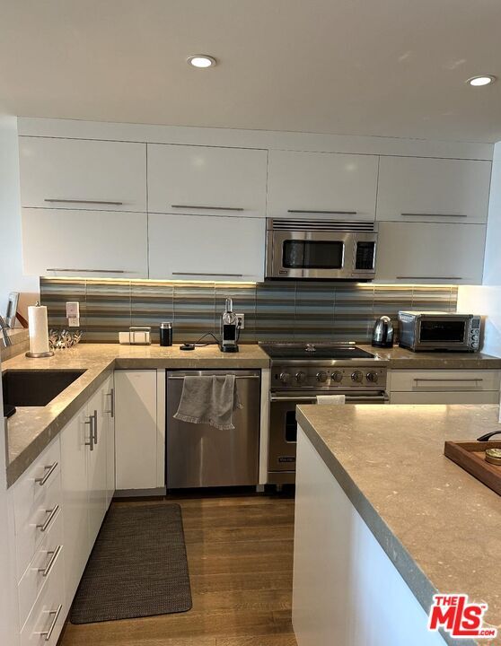 Building Photo - 6820 Las Olas Way