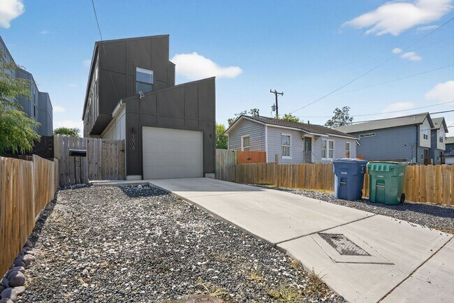 Building Photo - Urban Modern Living Near Downtown San Anto...