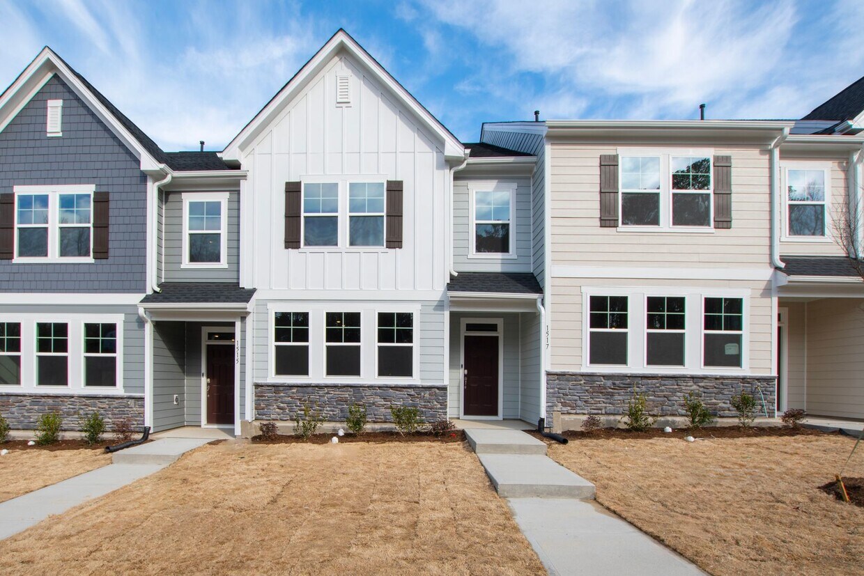 Foto principal - Move-In Ready 4-Bedroom Townhome in Rosedale!