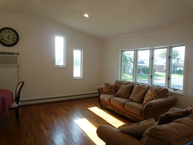 Living Room/Dining - 695 S Long Beach Ave