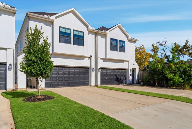 Building Photo - 819 W 19th St