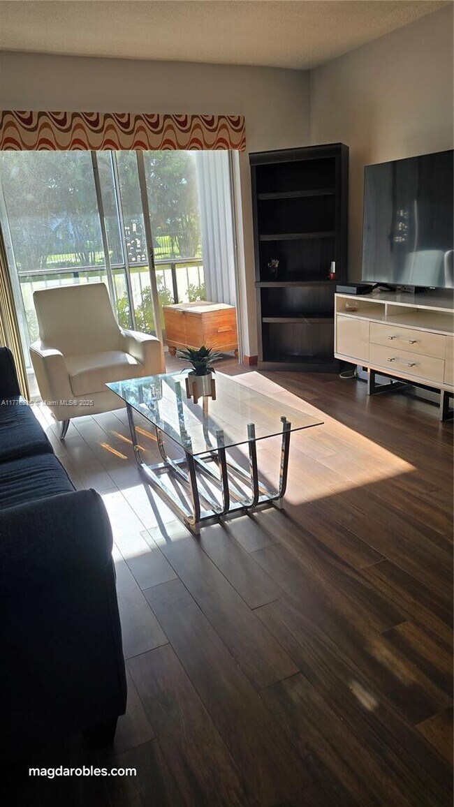 Foto del edificio - 1200 Hillcrest Ct