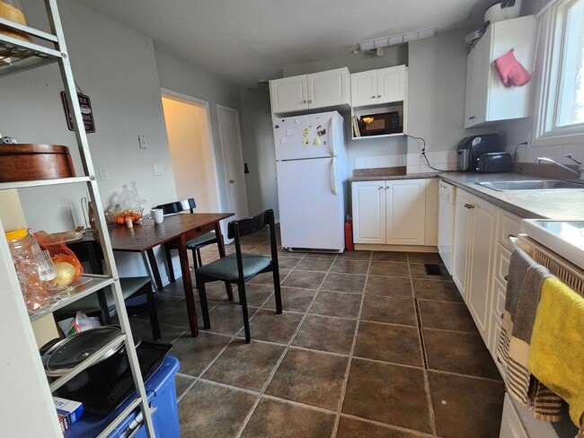 Building Photo - 344 Palace Rd