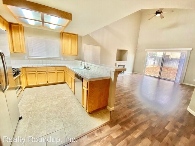 Building Photo - 4 br, 2.5 bath House - 131 McDaniel Cir