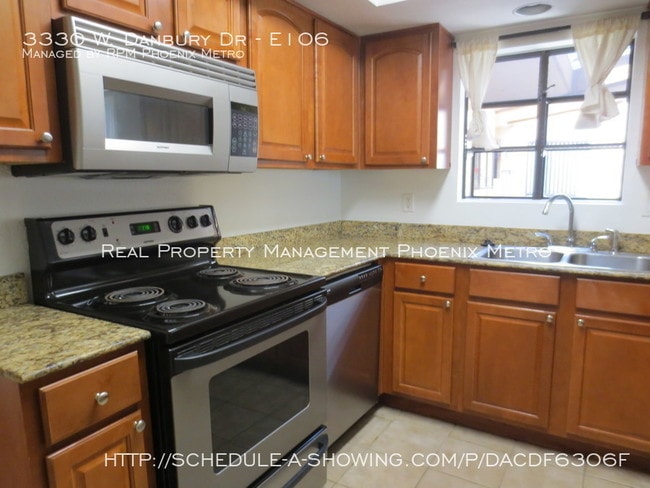 Building Photo - UPDATED GROUND FLOOR CONDO WITH HUGE PATIO!!