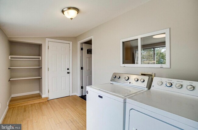 Lavadora y secadora - 3409 Eastern Ave