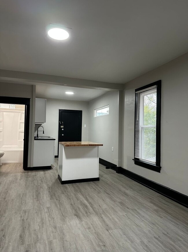 Building Photo - 98-100 N Hague Ave