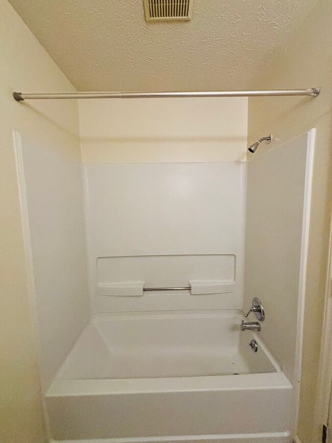 Building Photo - Efficiency 1 Bathroom Condo