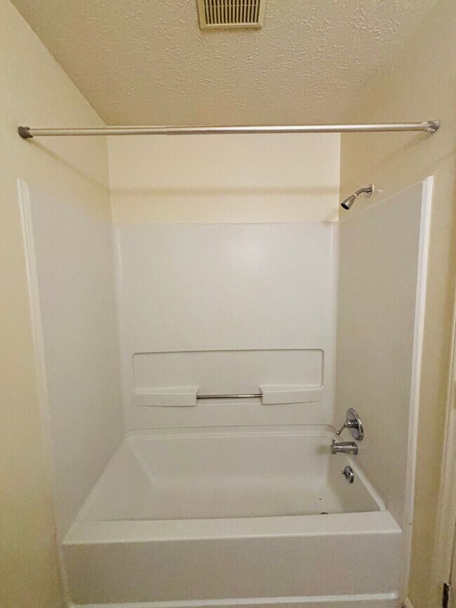 Foto del edificio - Efficiency 1 Bathroom Condo