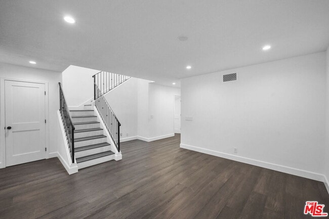 Building Photo - 1486 Palisades Dr