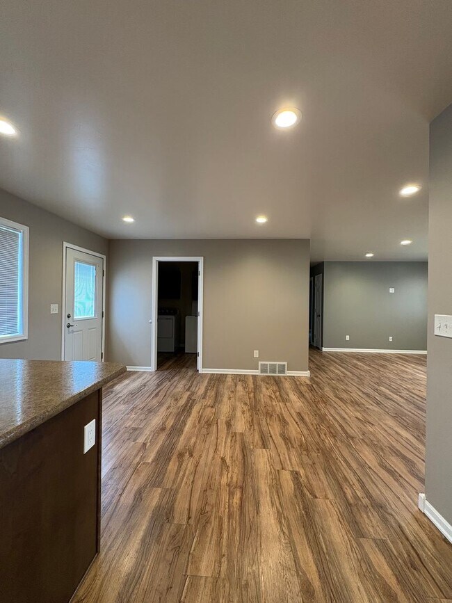 Foto del edificio - Well maintained 2 B 1 Bath West End Townhome