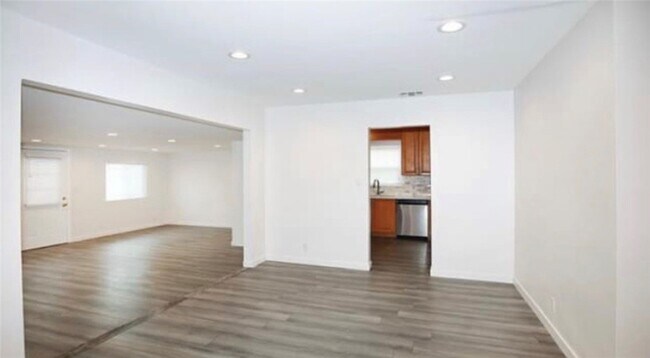 Foto del edificio - 10920 Mather Ave