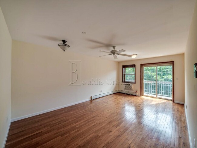 Building Photo - *** 30TH AVENUE *** 1 BED WITH BALCONY ** ...