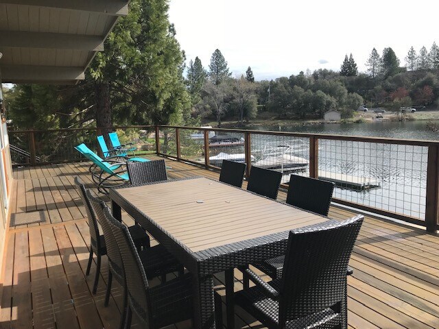 Foto del edificio - Don't Miss out on a Summer at the Lake.  Beautiful Fully Furnished Waterfront Home available July...