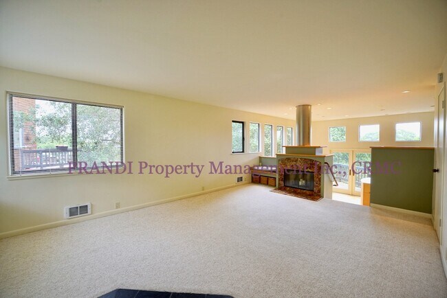 Building Photo - End Unit w/ Abundant Sunshine & Spacious Deck