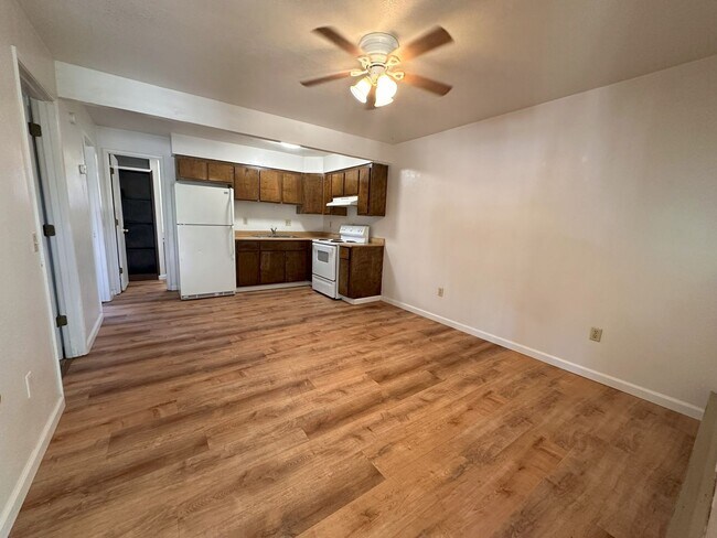 Foto del edificio - Upstairs 2 bed, 1 bath Apartment