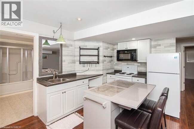 Building Photo - 14 Ormonde Ave