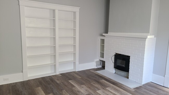 Building Photo - 118 Mitton St S