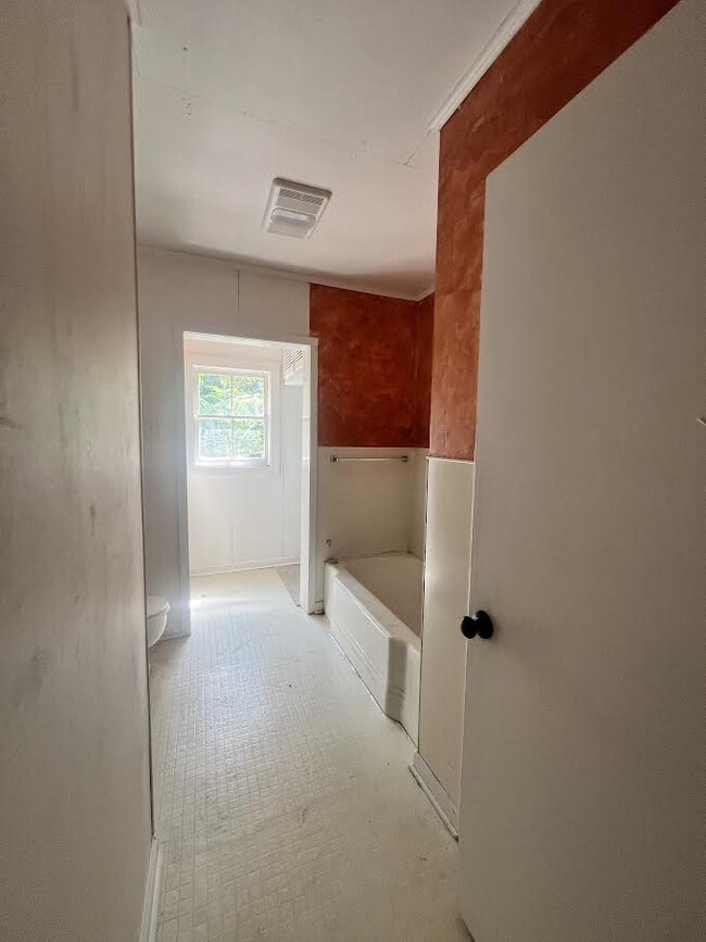 Building Photo - 304 W Tennis St