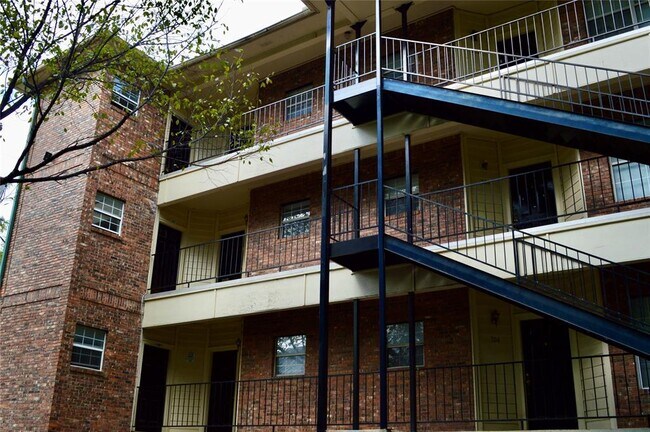 Building Photo - 2100 San Gabriel St