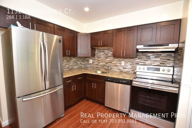 Building Photo - Updated End Unit Townhome for Rent-Walk to...