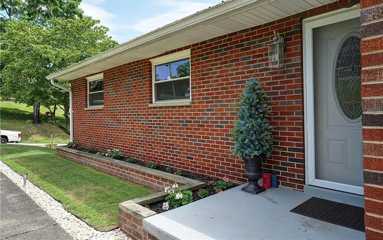 Foto principal - Three Bedroom Two and Half Ranch Style hom...