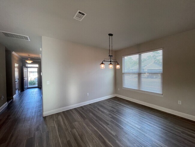 Building Photo - Spacious 4 Bedroom