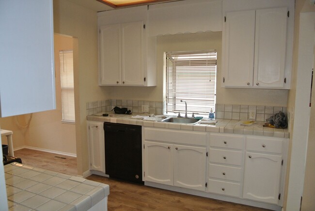 Building Photo - ***COMING SOON*** Adorable 3+ Bedroom 1+ B...