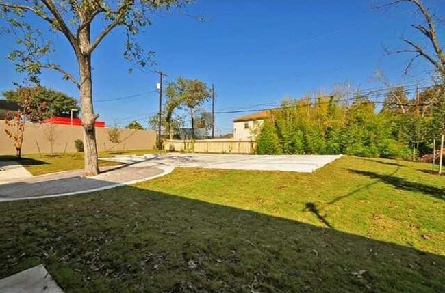 Building Photo - Spacious 4X2 North Loop Duplex