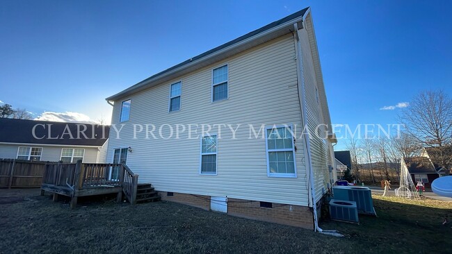 Foto del edificio - Three bedroom home w/ 2 car garage!