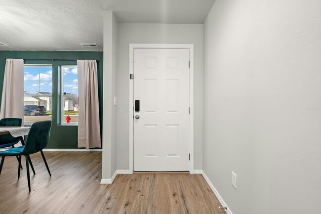 Foto del edificio - 16372 Whitley Ave