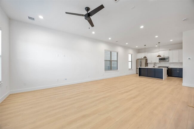 Building Photo - 2528 Live Oak St