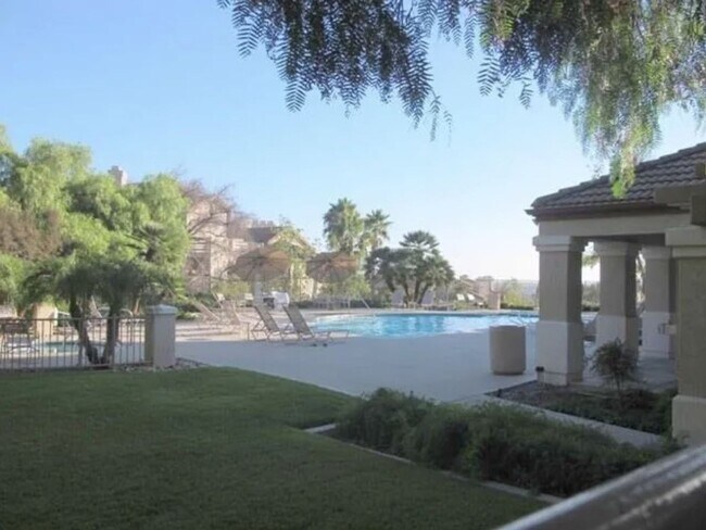 Building Photo - 3 Bedroom, 2 Bathroom Ground-Level Condo f...