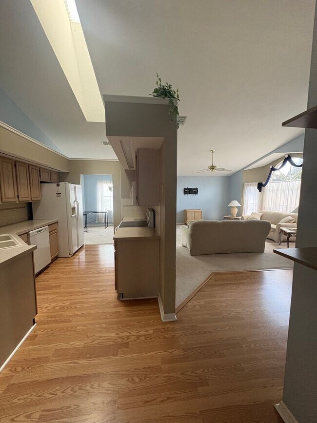 Foto del edificio - Beautiful 2Bed/2Bath with 2-Car Garage